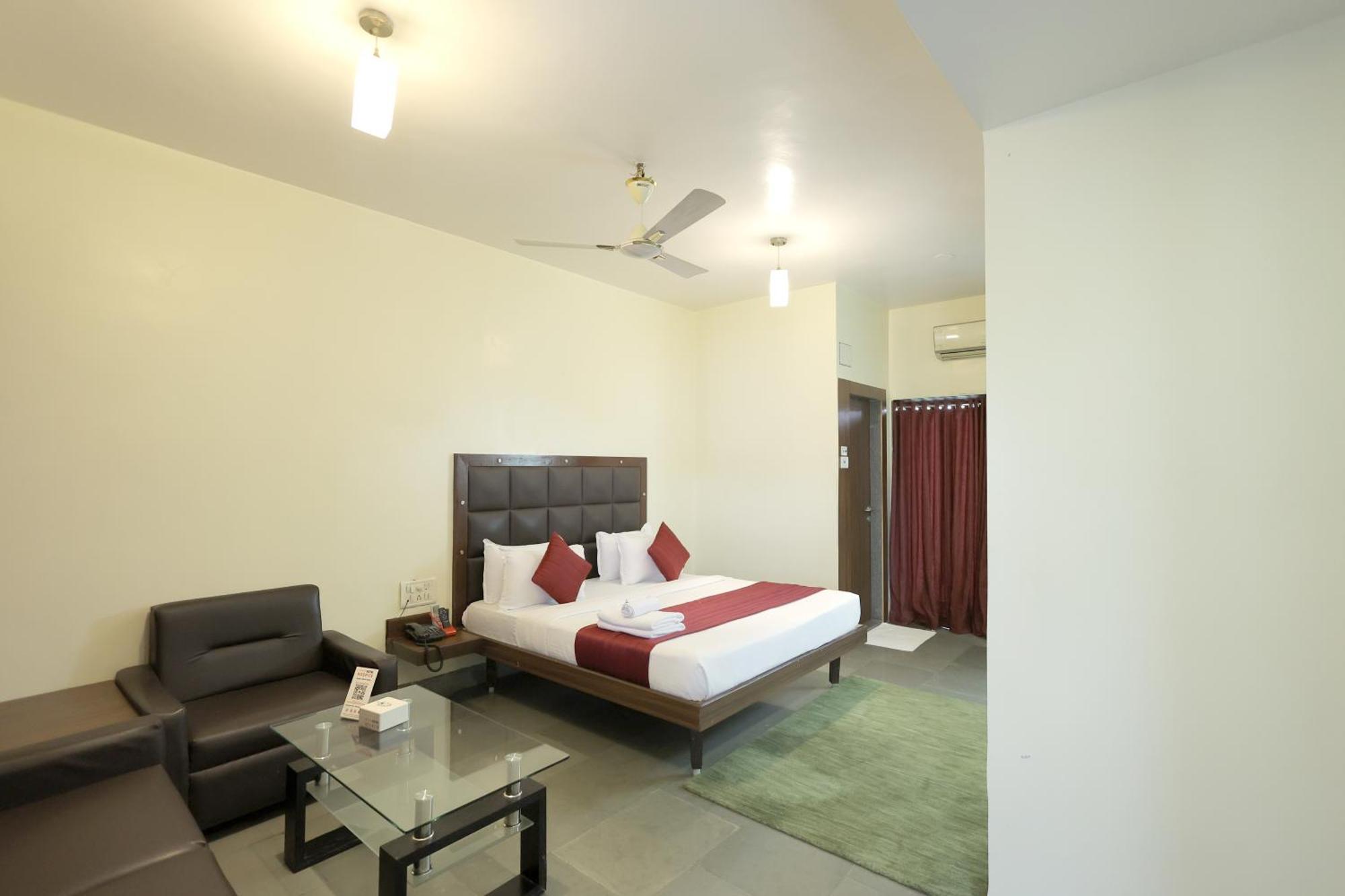 Hotel Hospice Surat Exterior foto