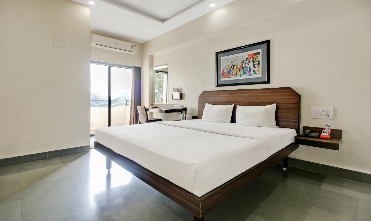 Hotel Hospice Surat Exterior foto